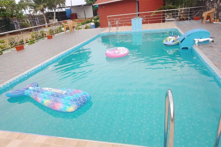 Pool 110 of 195
