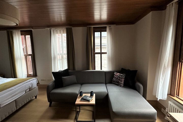 Room 9 of 15