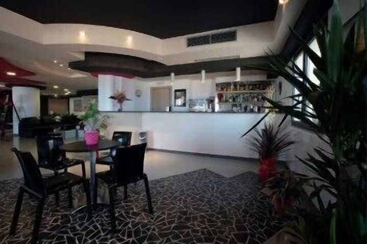 Lounge 67 of 93