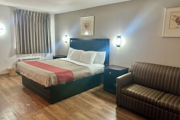 1 King Bed (3 of 13)