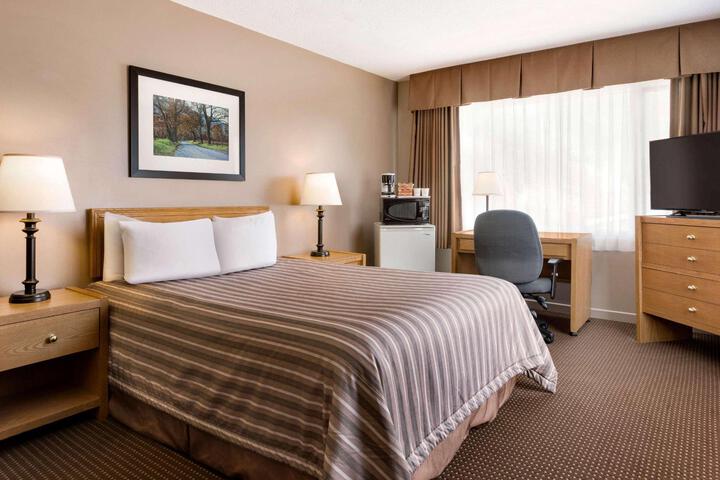 1 Queen Bed (13 of 16)