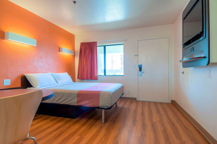 1 Queen Bed (1 of 3)
