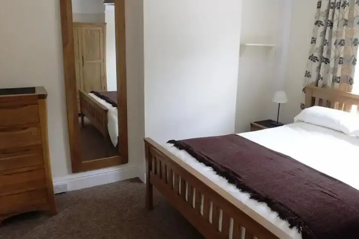Room 5 of 11