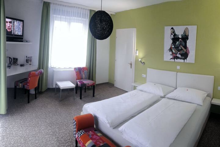 Room 10 of 33