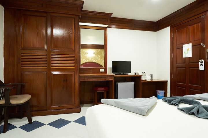 Room 42 of 136