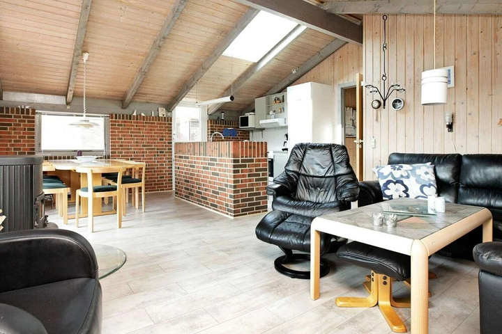 Room 9 of 16