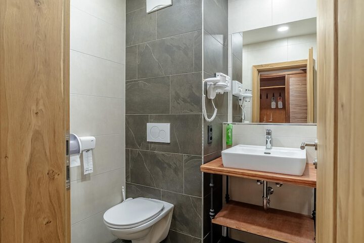Room 95 of 184