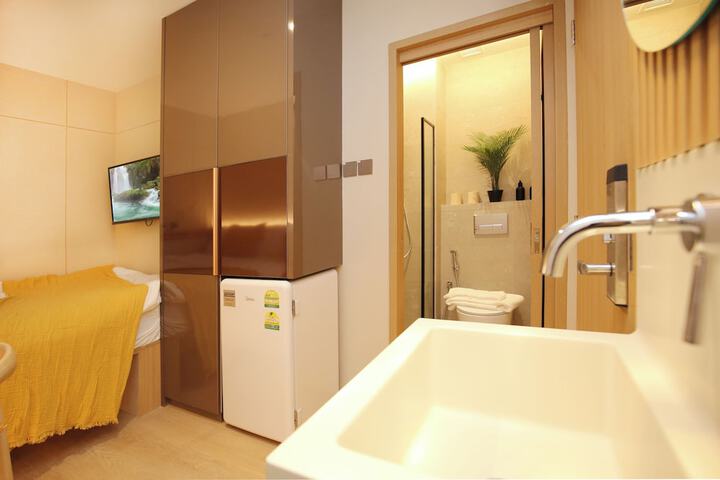 Room 10 of 42