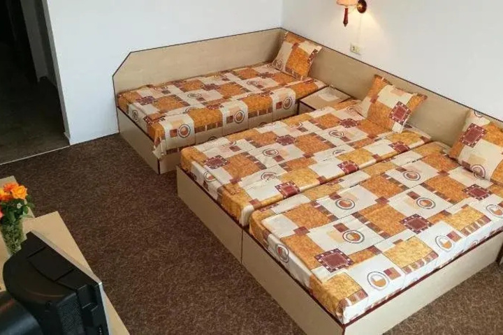 Room 4 of 18