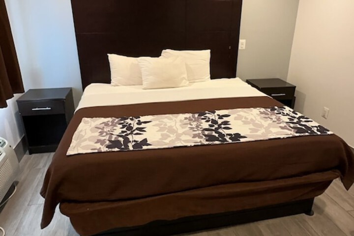 Room 5 of 10