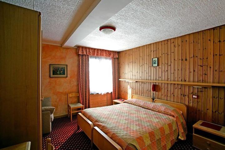Room 4 of 52