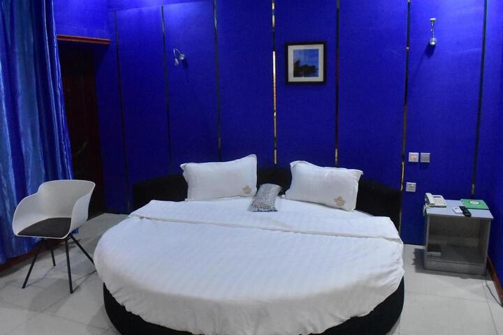 Room 15 of 38
