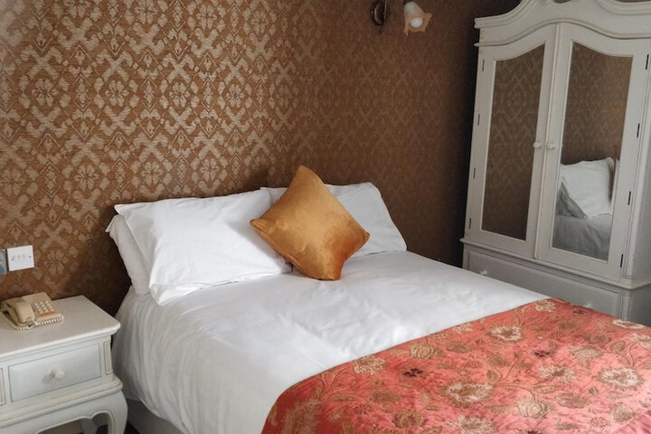 Room 10 of 83