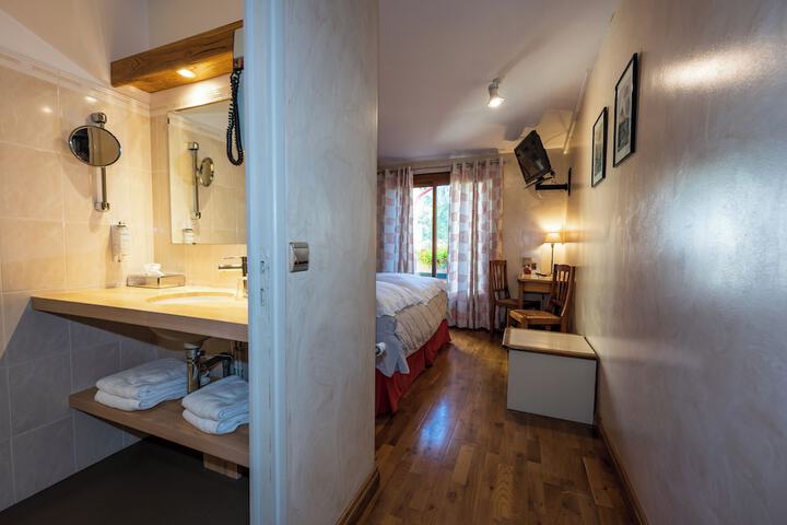 Room 8 of 40