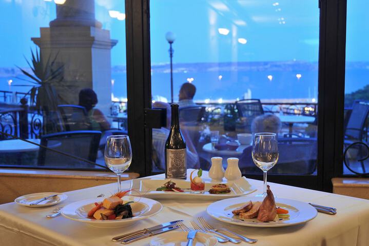 Dining 34 of 44