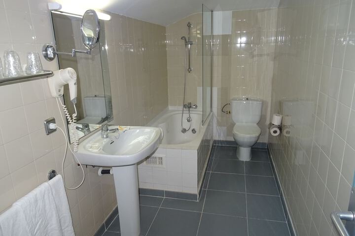 Room 12 of 32
