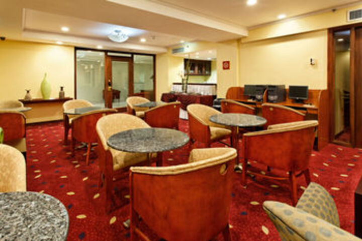 Lounge 40 of 66