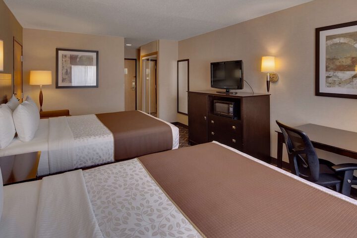 2 Queen Beds (4 of 7)