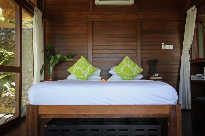 Room 4 of 77