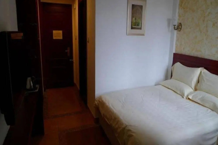 Room 6 of 12