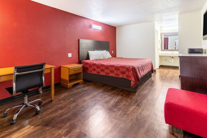 1 King Bed (5 of 8)