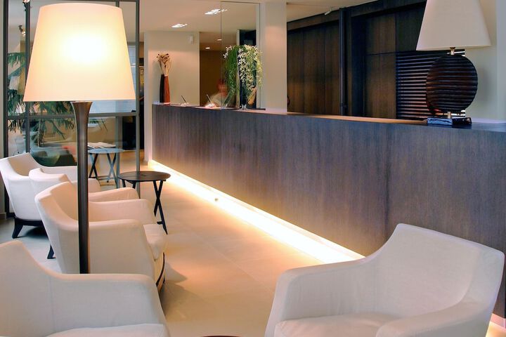 Lounge 53 of 60