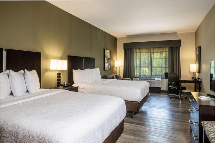 2 Queen Accessible Comms Assist Bathtub Microwave, Refrigerator WiFi Full Breakfast (4 of 12)