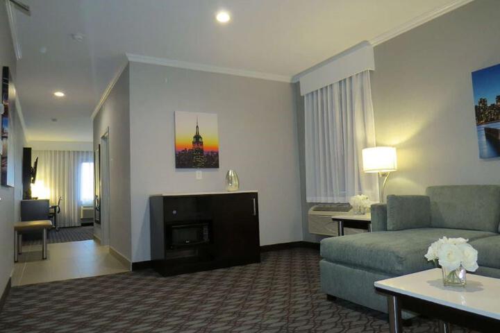 Suite 1 King Bed Sofa Bed 2 Flat Screen Tvs Separate Living Area Work Desk Microwave, Refrigerator (8 of 17)