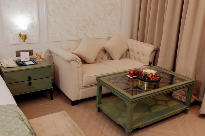 Lounge 28 of 47