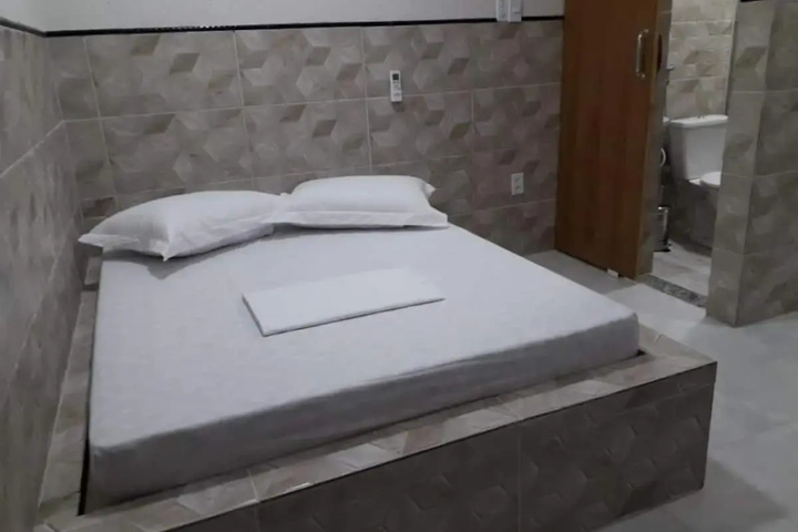 Room 4 of 8