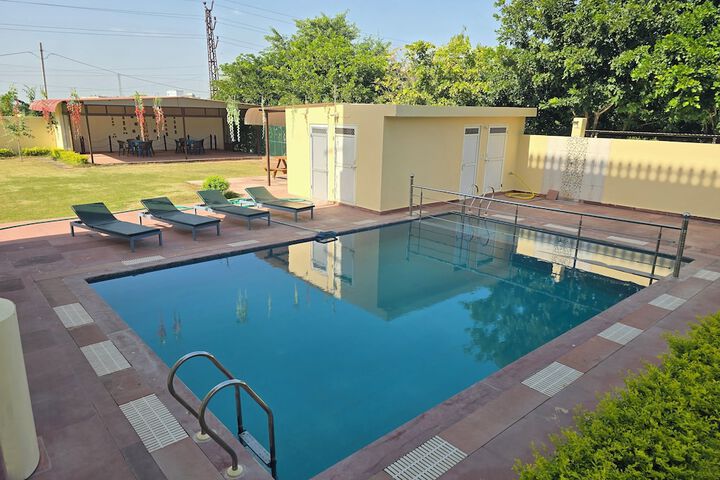 Pool 11 of 21