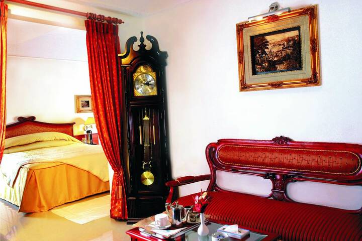 Room 4 of 18