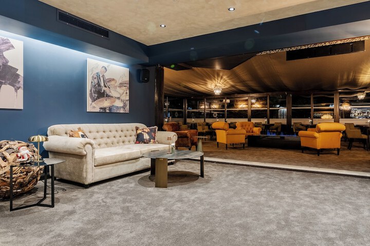 Entrance & Lobby