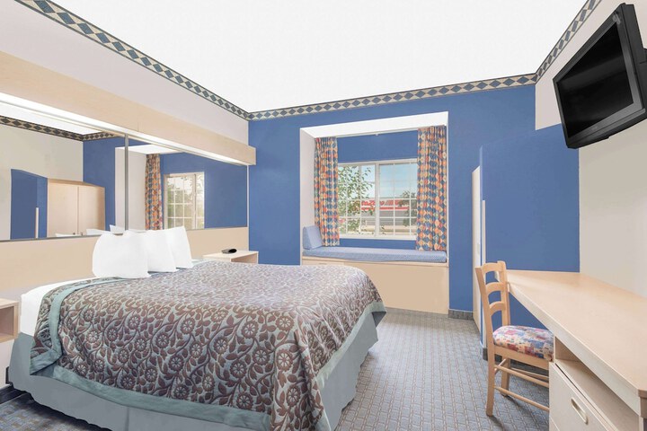 1 Queen Bed (26 of 30)