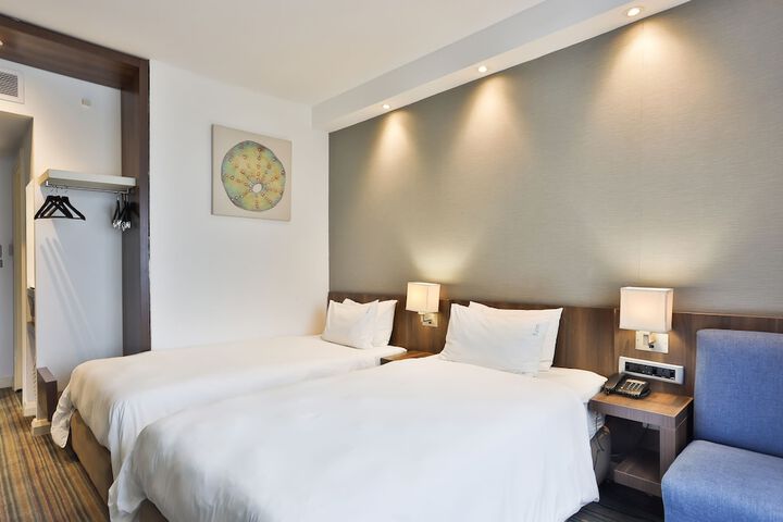 Room 15 of 187