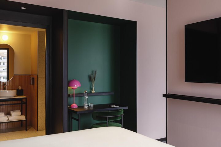 Room 28 of 108
