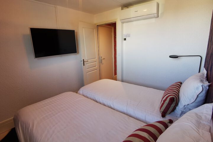 Room 6 of 30