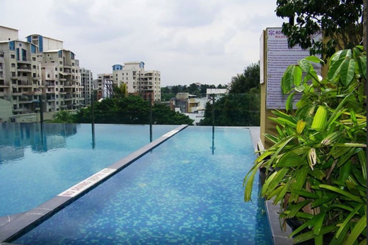 Hotel with Pool