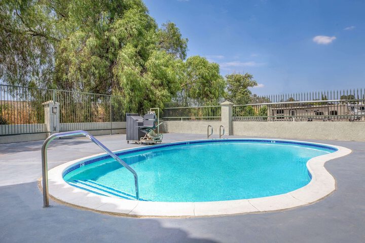 Pool 10 of 15