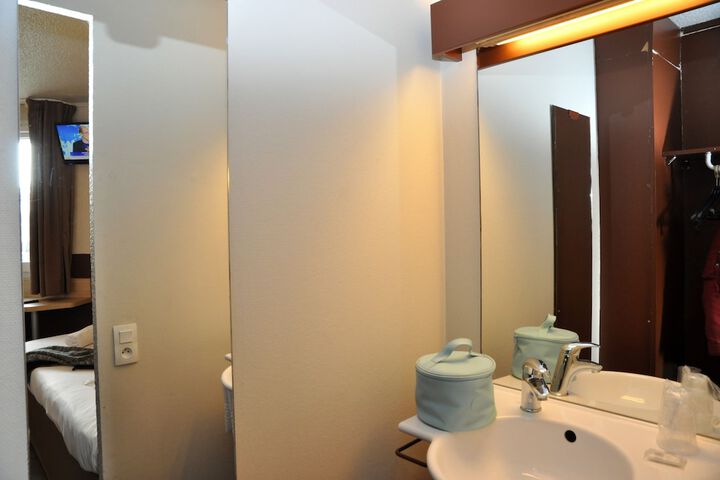 Room 6 of 37