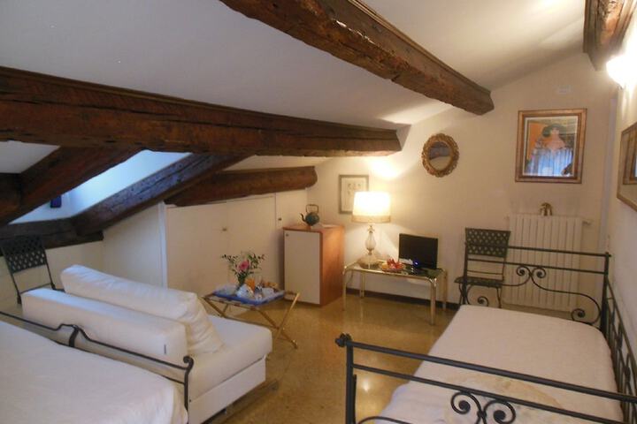 Room 3 of 28