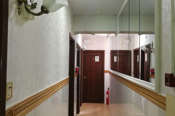 Ballroom/Hall 12 of 14