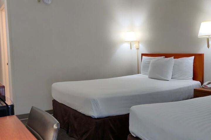 2 Queen Beds (2 of 6)
