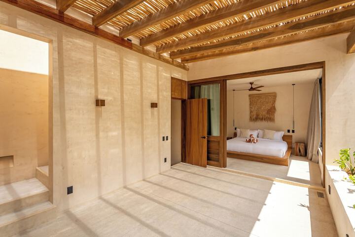 Room 52 of 740