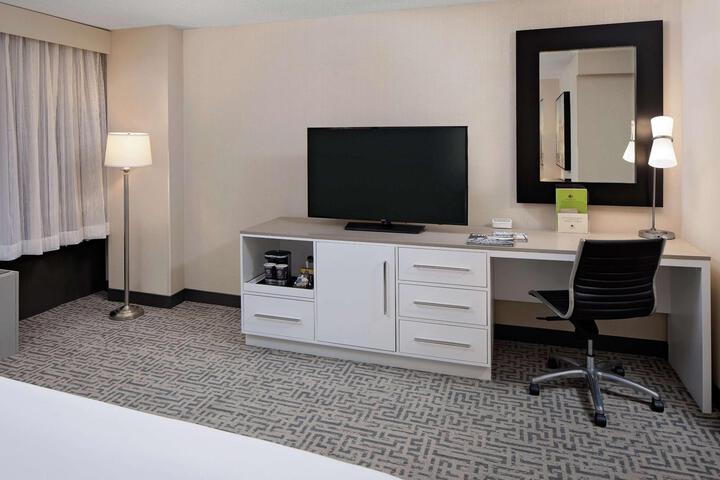 1 King Corner Mobility Accessible with Bathtub (16 of 21)