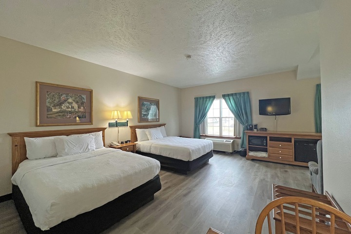 2 Queen Beds (2 of 11)