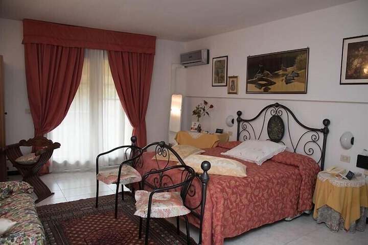 Room 9 of 20