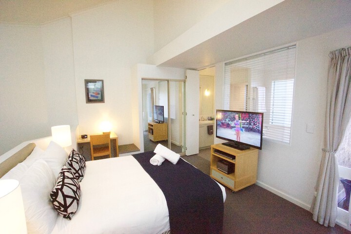 Room 2 of 33