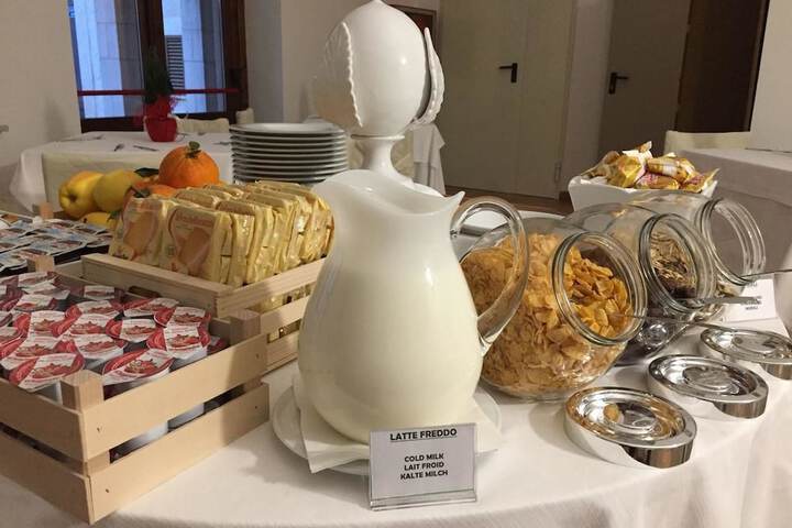 Breakfast/Coffee Service 17 of 32