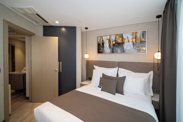 Room 38 of 170